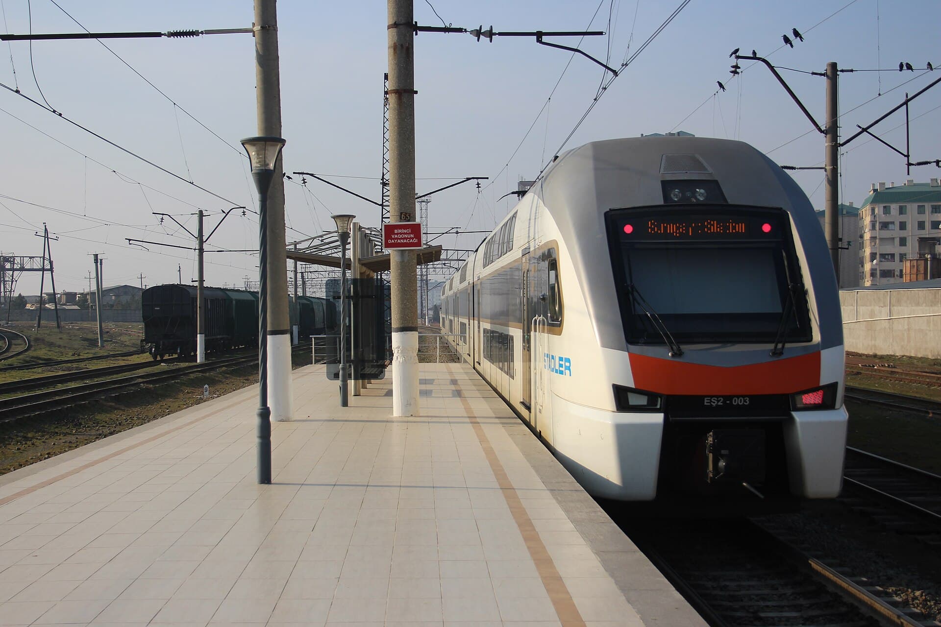 Bakı–Sumqayıt marşrutunda işləyən Stadler ikimərtəbəli elektrik qatarı Xırdalan stansiyasında