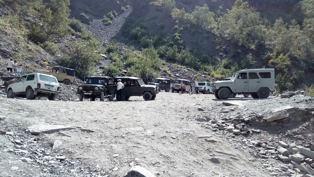 Ramramay şəlaləsinə gedən daşlı yolda UAZ və Niva avtomobilləri, İlisu