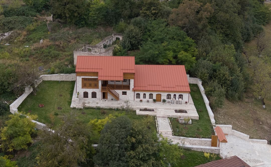 Şuşada Üzeyir Hacıbəylinin bərpa olunmuş ev-muzeyi, yuxarıdan görünüş