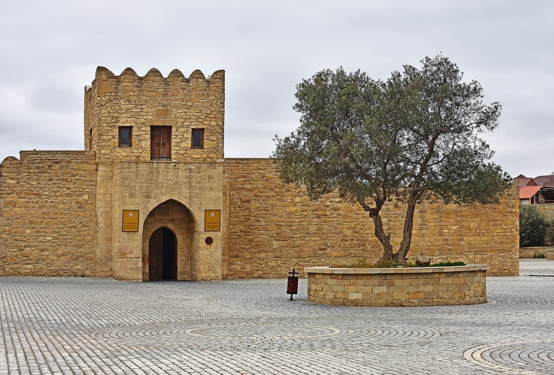 Suraxanıdakı Atəşgah məbədinin giriş darvazası və qarşısındakı meydan