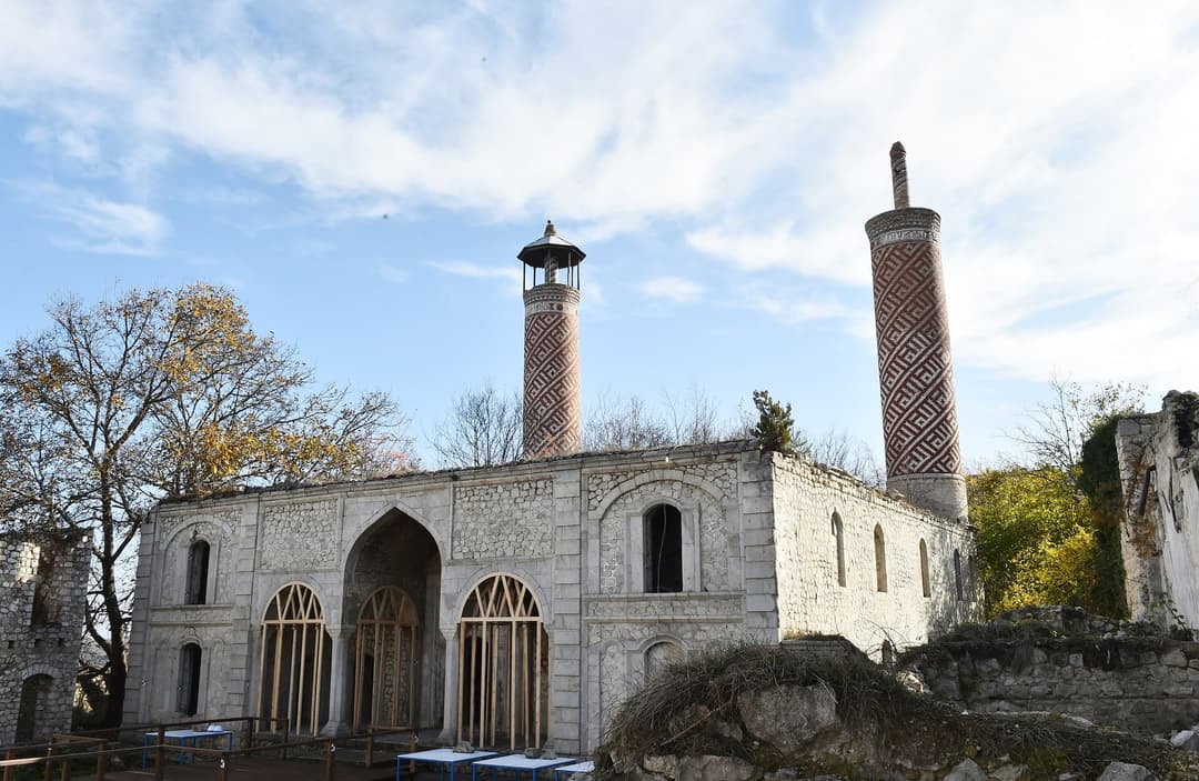 Şuşada Aşağı Gövhər ağa məscidi və iki minarəsi