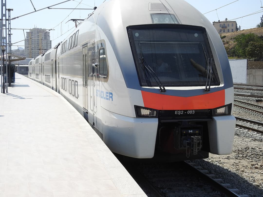 ADY-nin Stadler istehsalı olan ikimərtəbəli elektrik qatarı Bakı stansiyasında