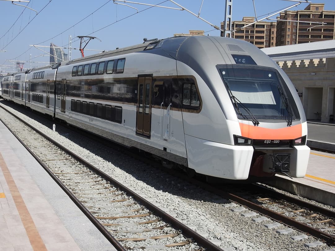 Bakı Dəmir Yolu Vağzalında dayanmış Stadler ikimərtəbəli şəhərətrafı qatarı
