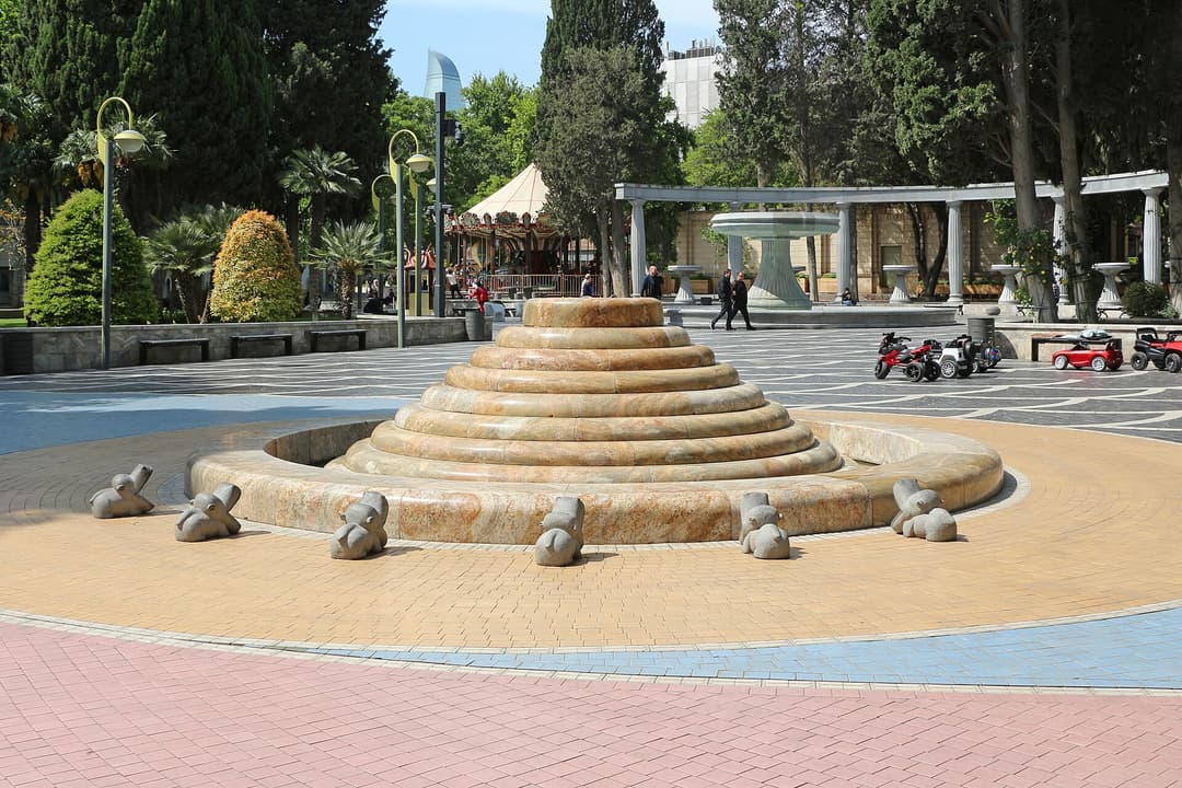 Fəvvarələr meydanında daş fəvvarə, Bakı