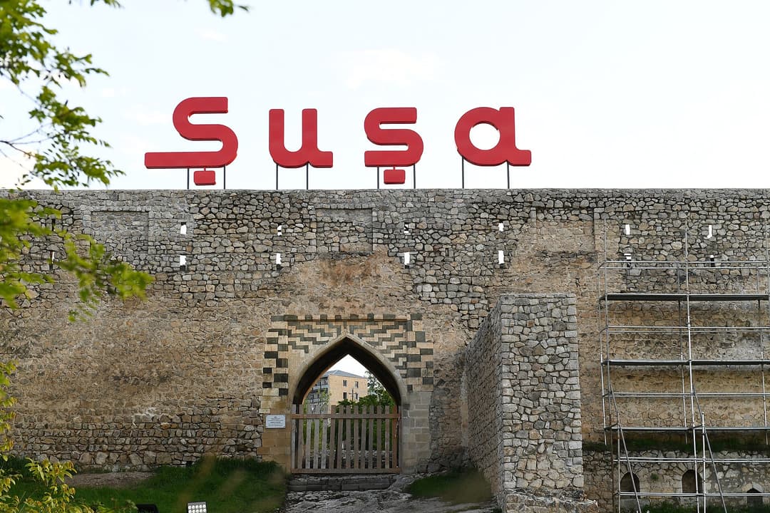 Şuşa qalasının Gəncə qapısı və qala divarları