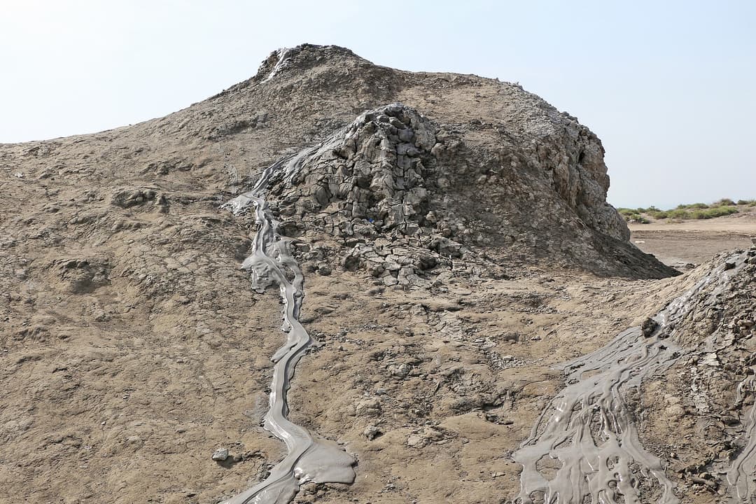 Qobustan palçıq vulkanlarında kraterdən axan boz palçıq