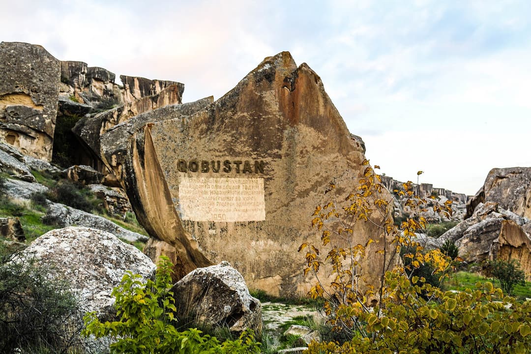 Qobustan qoruğunda üzərində "Qobustan" yazılmış qaya və daş massivləri
