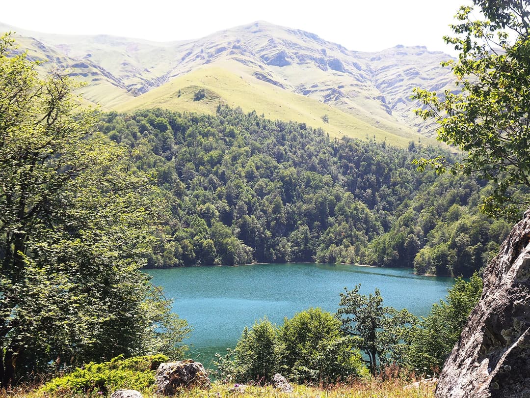 Göygöl Milli Parkında firuzəyi rəngli Maralgöl və meşəli dağ yamacları