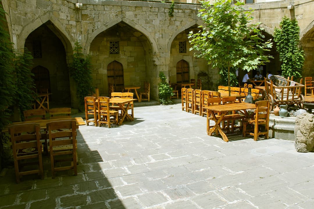 Multani karvansarasının həyətində restoran masaları, İçərişəhər