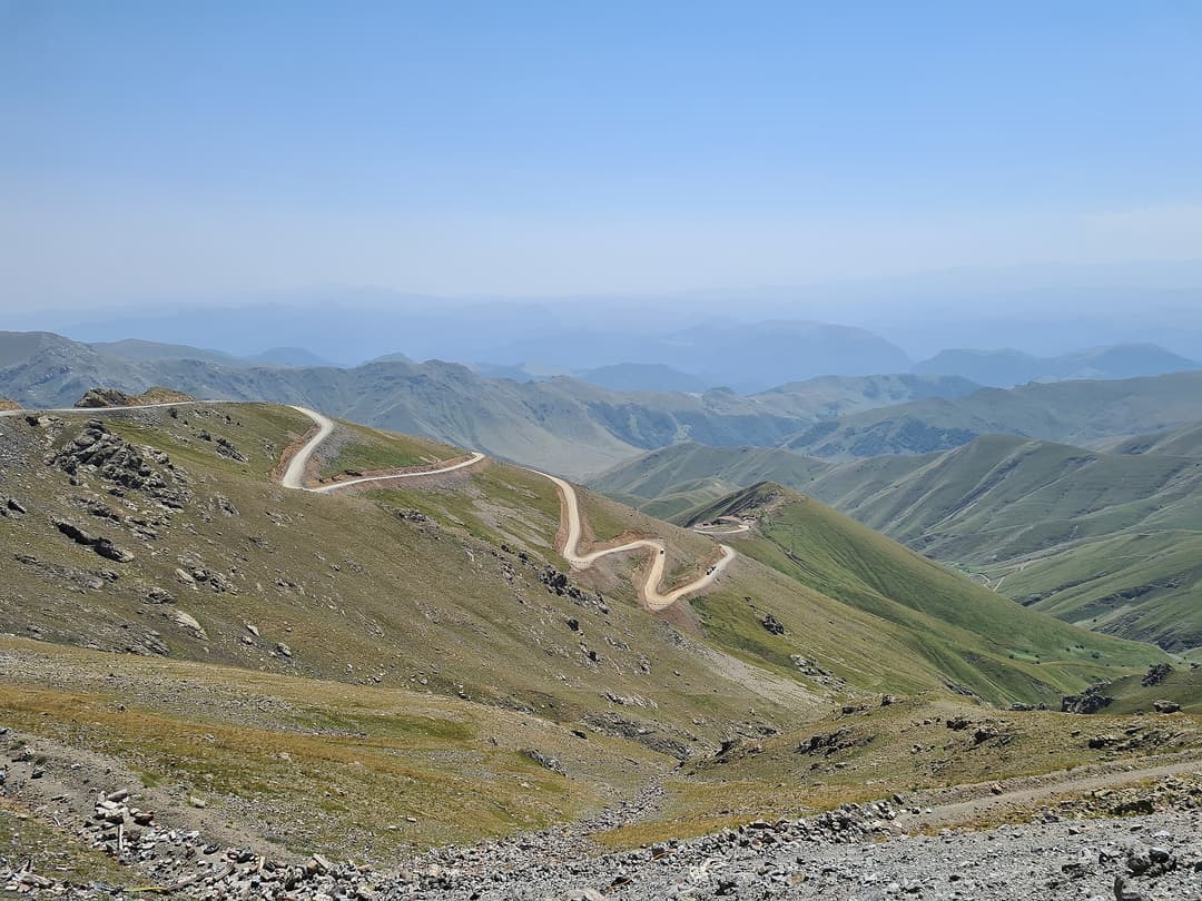 Murovdağ silsiləsi və Kəlbəcər dağ yolu, Ömər aşırımından görünüş