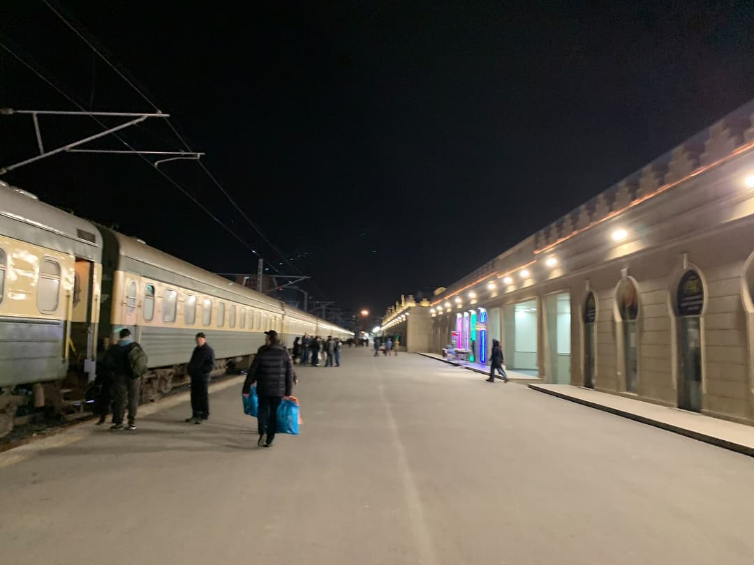 Tbilisi–Bakı gecə qatarı Bakı vağzalının platformasında