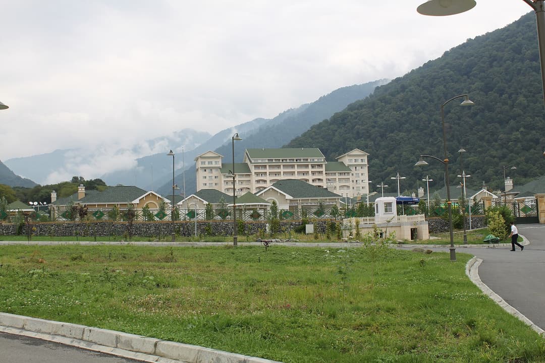 Qəbələdə Tufandağ yaxınlığında, dağların ətəyində otel kompleksi