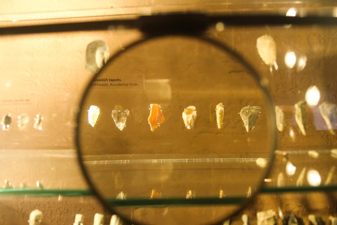 Qobustan muzeyində qoruqda tapılmış daş ox ucları