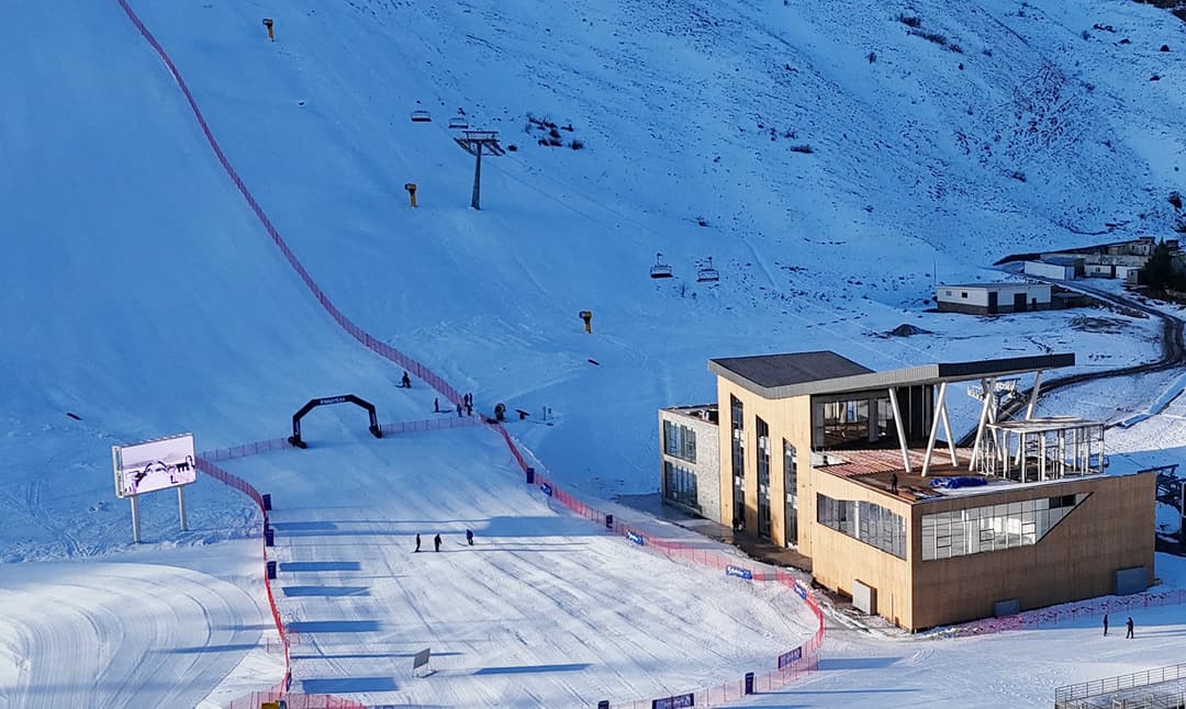 Şahdağ Turizm Mərkəzində qarla örtülmüş xizək trası və kanat yolu, 2025