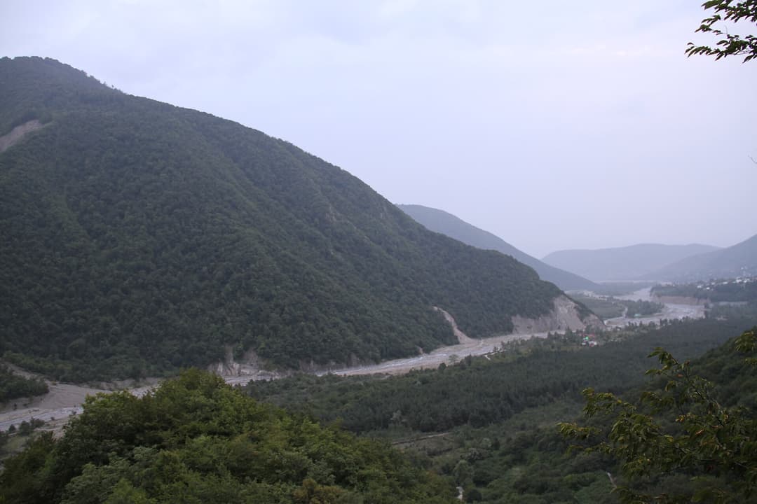 Kiş kəndi yaxınlığında meşəli dağlar və Kiş çayının vadisi, Şəki