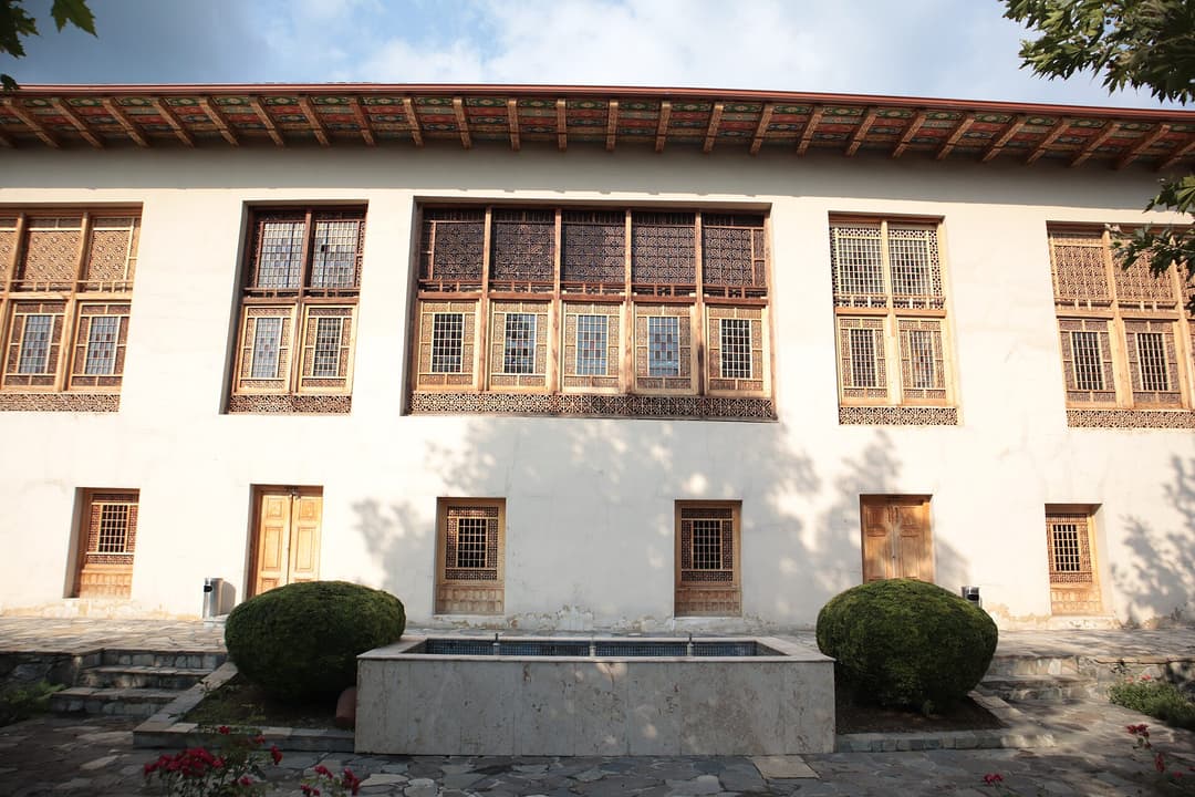 Şəkixanovların evinin şəbəkə pəncərəli fasadı, Şəki