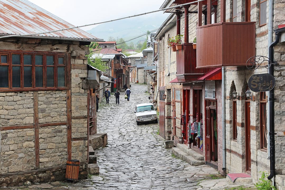 Lahıc qəsəbəsində çay daşı ilə döşənmiş küçə və köhnə daş evlər