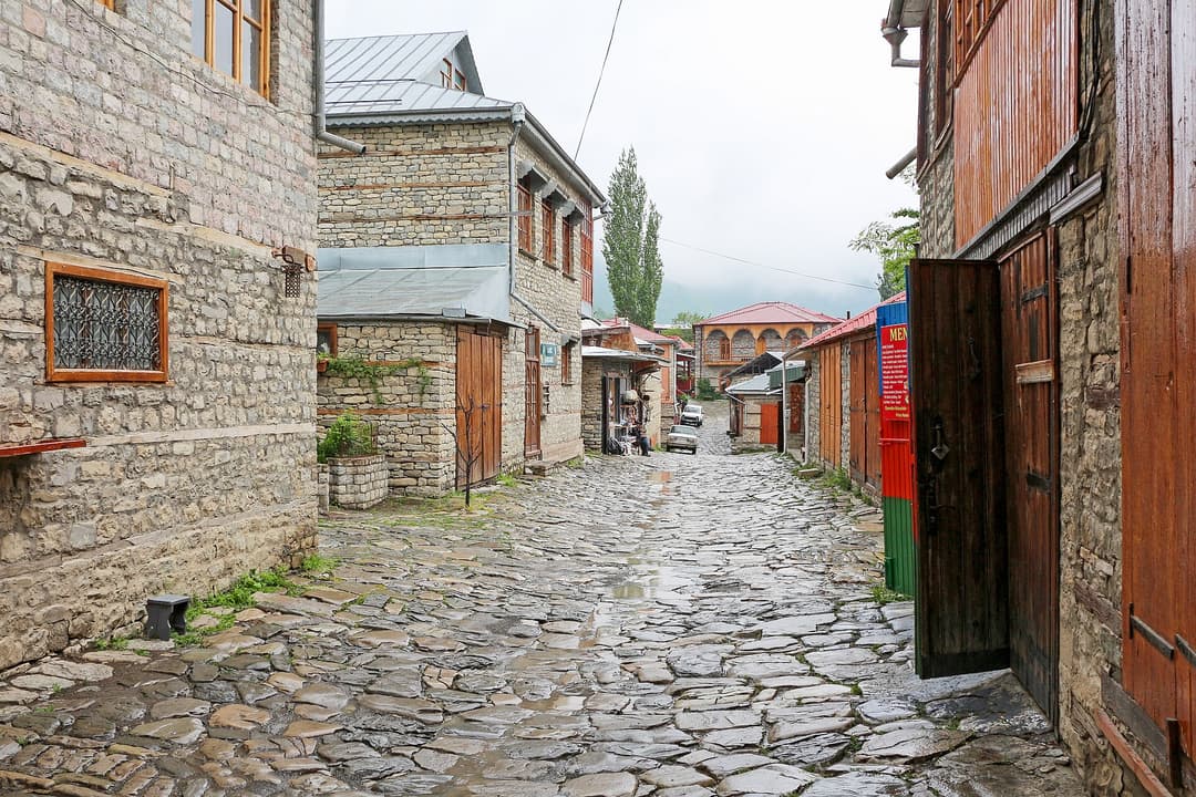 Lahıcda çay daşı ilə döşənmiş küçə və daş evlər