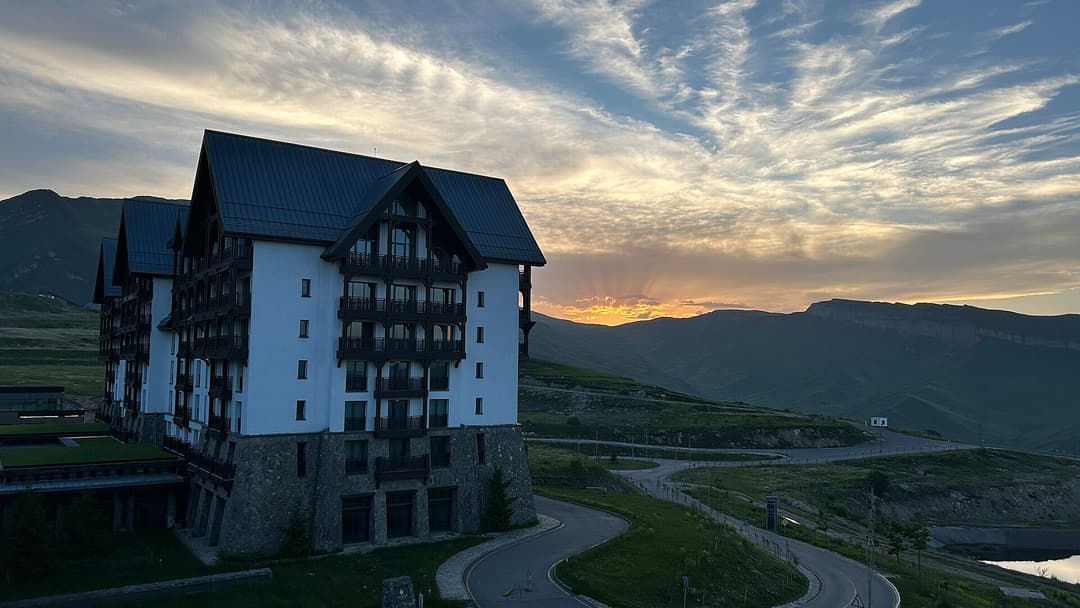 Şahdağ Turizm Mərkəzində Park Chalet oteli gün batımında