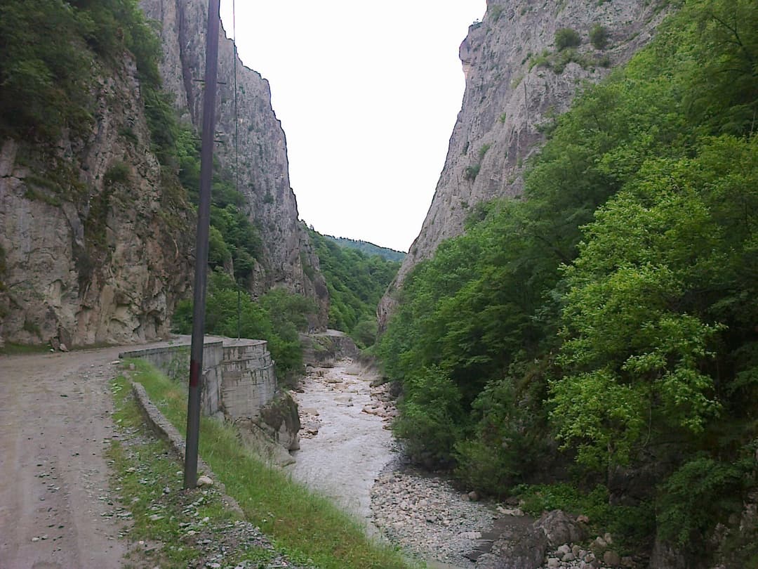 Təngəaltı kanyonunda qaya divarları arasında Vəlvələçay vadisi, Quba
