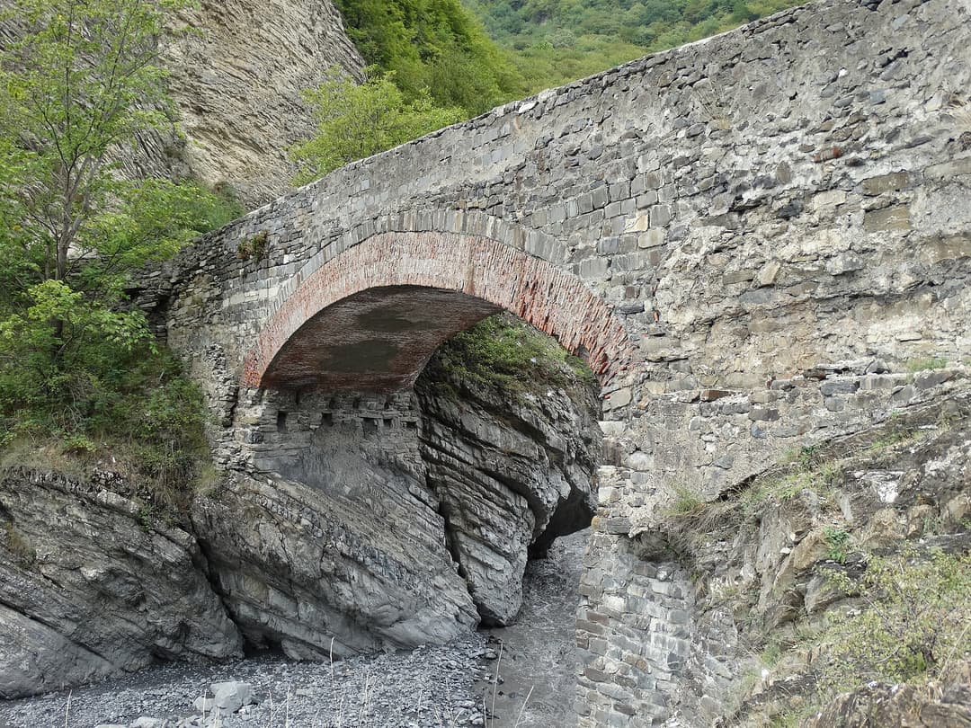 Kürmükçay üzərindəki tarixi Ulu körpü, İlisu, Qax