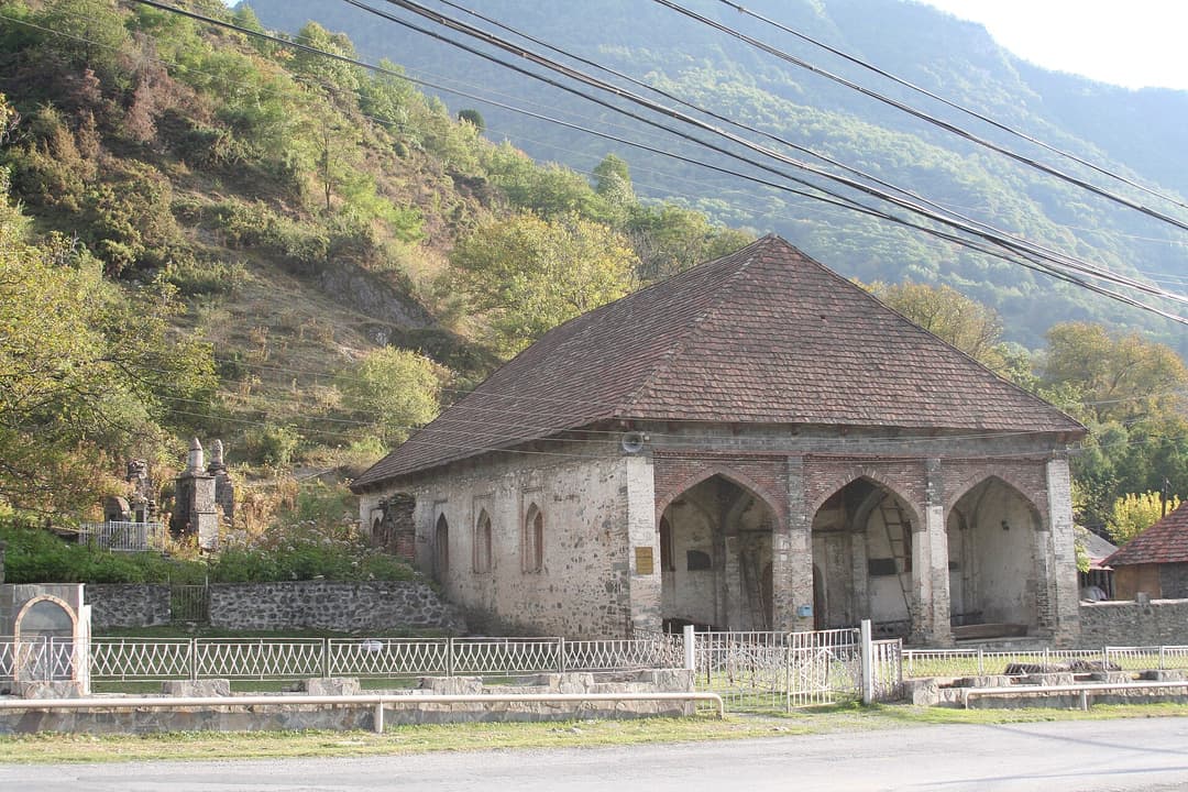 İlisu kəndinin mərkəzindəki tarixi Ulu məscid