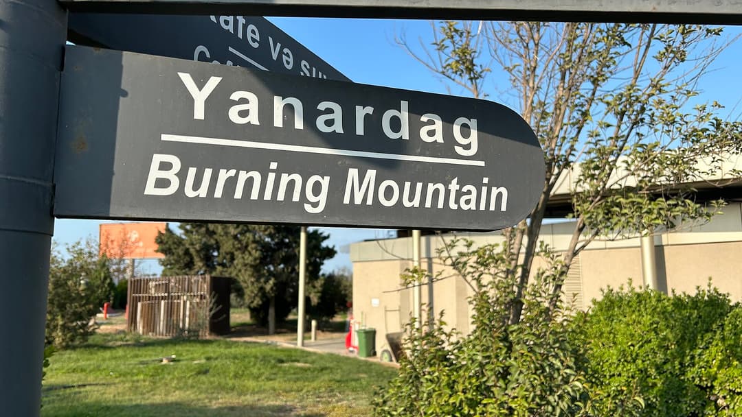 Yanardağ qoruğunun ərazisində "Yanardag — Burning Mountain" istiqamət lövhəsi