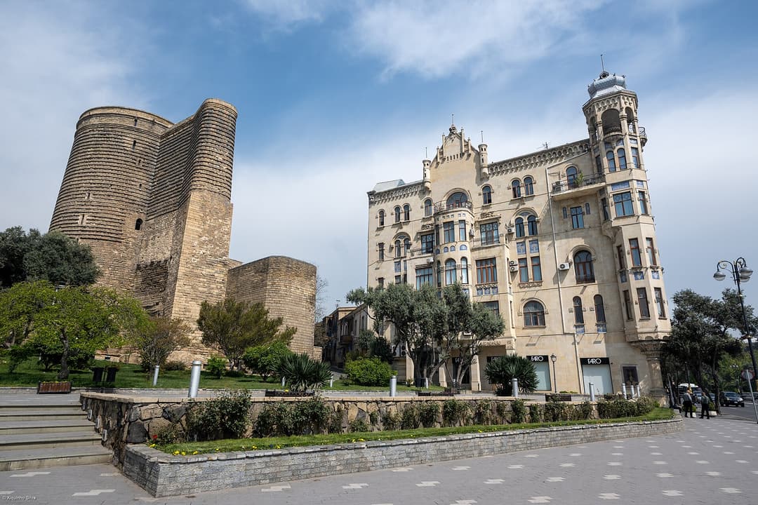 Qız qalası və İçərişəhərin bulvar tərəfindəki meydan, Bakı