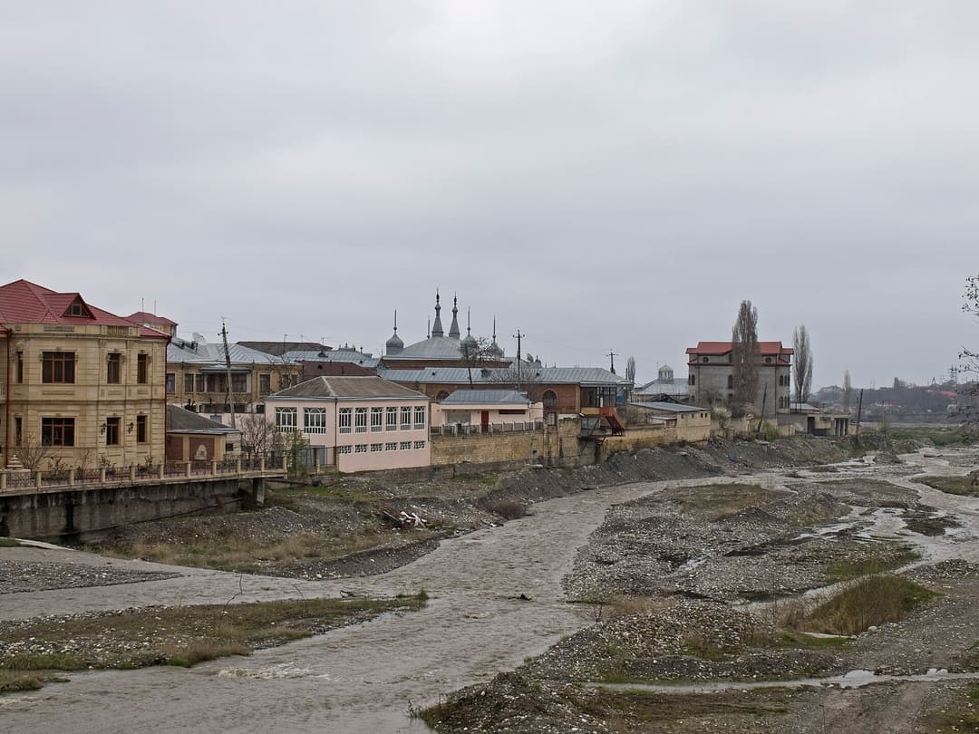 Qırmızı Qəsəbənin Qudyalçay üzərindəki körpüdən görünüşü, Quba