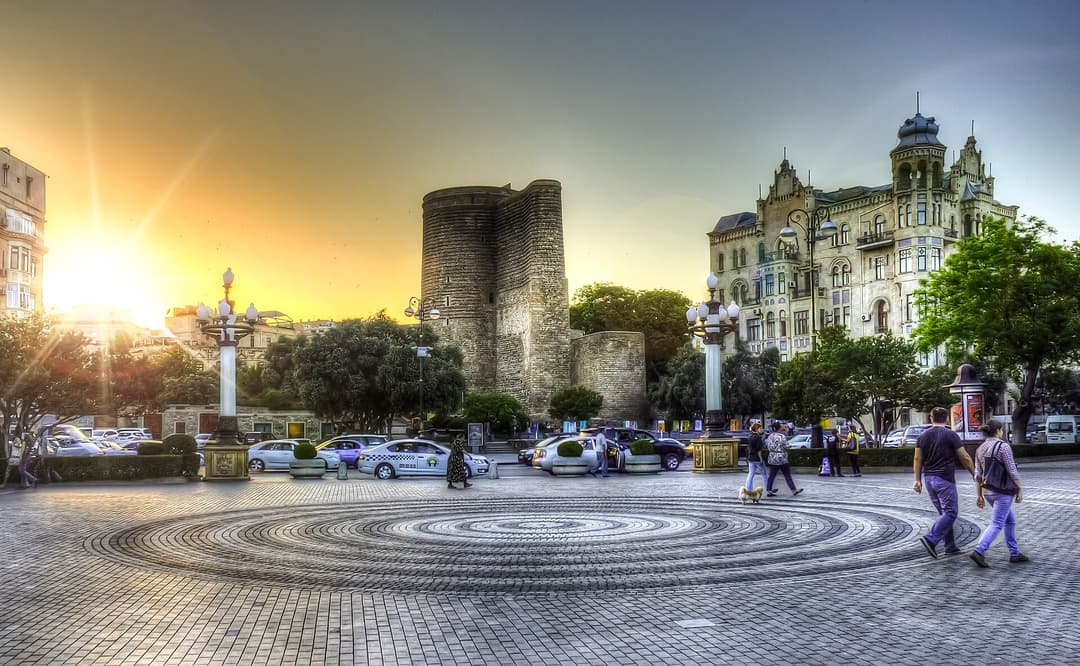 Gün batımında Qız qalası və qarşısındakı meydan, Bakı