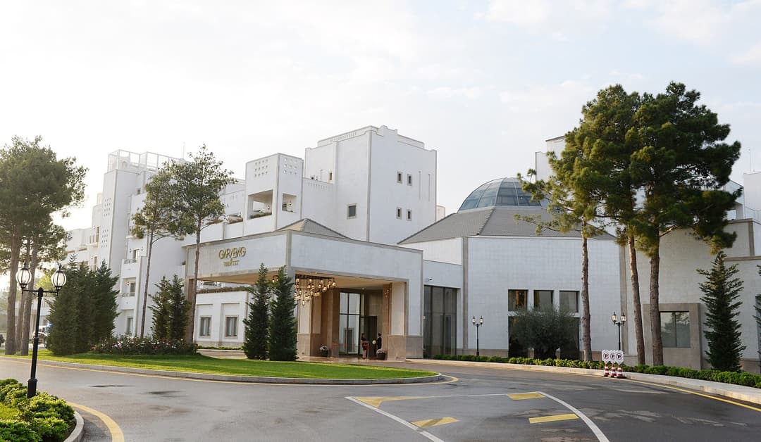 Naftalanda Qarabağ (Garabag Resort & Spa) otel-sanatoriya kompleksinin girişi