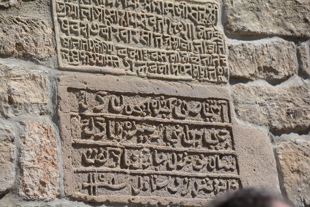 Atəşgah məbədinin divarında sanskrit və fars dillərində daş kitabələr