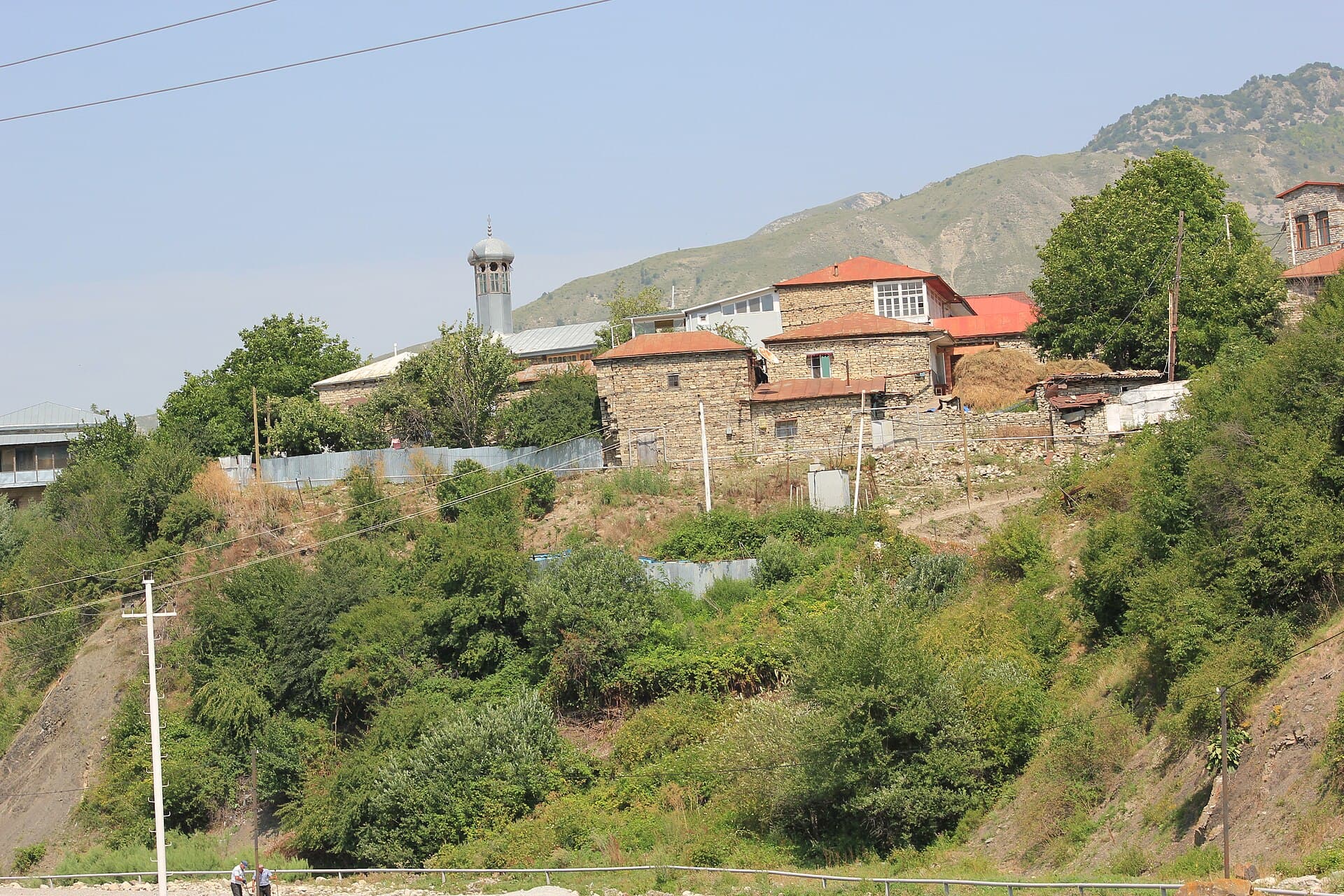 Lahıc qəsəbəsində daş evlər və məscid minarəsi, İsmayıllı